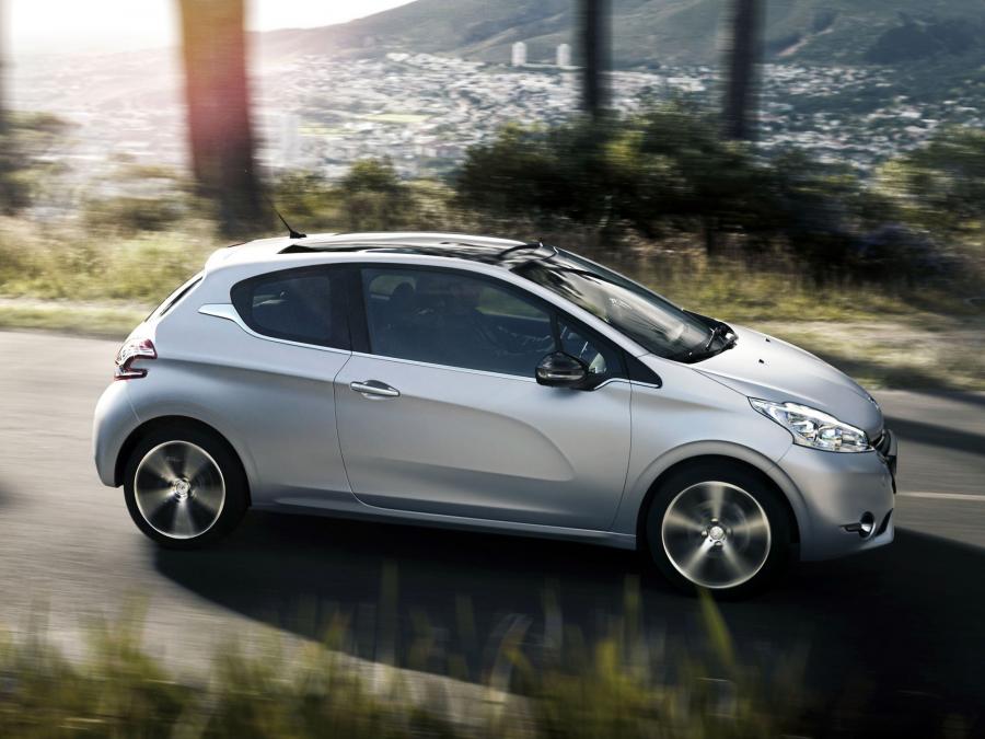  Peugeot 208 3-Door 2012 года  (фото 14 из 31)